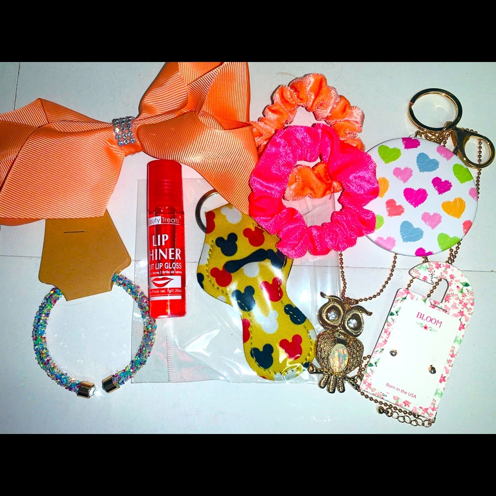 🌼Kids Accessory Mystery Bag!!  ($25 VALUE!!!)🤑 📌SOLD📌